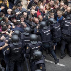 Agentes de la Policía Nacional intenta desalojar a los ciudadanos de la escuela Ramon Llull, el  1 de octubre.