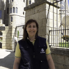 Sara Llamas, cartera rural en Astorga, que da información turística a los peregrinos. DL