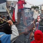 Activistas antiglobalización protestan por la Cumbre de las Américas en Monterrey