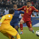 Pedro Rodríguez trata de batir al meta francés en el partido del pasado martes en París.