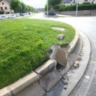 Rastros del accidente, en la glorieta de la pizarra.