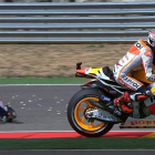 Pedrosa por los suelos por una acción de Márquez.