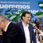 El líder del PP andaluz, Javier Arenas, junto a Mariano Rajoy en el acto político de Sevilla.