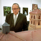 Imagen de archivo de Antonio Alonso-Cortés durante una exposición sobre el Camino de Santiago. ACACIO