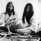 John Lennon y Yoko Ono, retratados en la 'suite' de un hotel de Montrea (Canadá), a finales de los años 70.