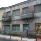 El inmueble abandonado se encuentra en la céntrica calle Fueros de León de Ponferrada
