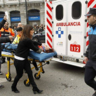 Efectivos de los servicios médicos atienden a uno de los 7 heridos en el atropello múltiple en el centro de Oviedo, este miércoles.