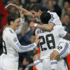 El genial pase de Özil (izquierda) sobre Di María, al que abraza Adebayor, sentenció la eliminatoria
