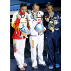 La china Xuechen Huang; la rusa Svetlana Romashina; y la española Ona Carbonell, posan hoy con sus medallas de plata, oro y bronce, respectivamente, tras la final de rutina libre individual disputada en la piscina del Palau Sant Jordi de los Campeonatos d
