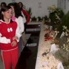 Varios alumnos contemplan la exposición micológica en Carrizo