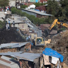 Los equipos de emergencia buscan personas atrapadas entre los escombros del vertedero de Adis Abeba.