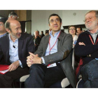 El secretario general del PSOE, Alfredo Pérez Rubalcaba; el exlehendakari Patxi López, y el expresidente de la Junta de Extremadura Juan Carlos Rodriguez, durante el encuentro celebrado en Badajoz.