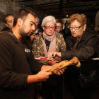 El arqueólogo René Pacheco mostraba ayer los restos de Claudio Macías a su sobrina Celia