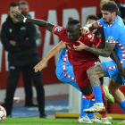 Mané, defendido por De Paul, anotó el segundo gol para el Liverpool frente al Atlético. POWELL