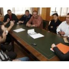La concejala de Consumo, a la derecha, se reunió ayer con los entradores de ganado