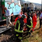 Los servicios de rescate evacuan a uno de los heridos en el accidente