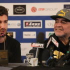 Maradona, junto al actor y director teatral Alessandro Siani, en la rueda de prensa de este domingo.