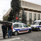 Vehículos policiales franceses ante ante la embajada rusa en París para expulsar a 4 diplomáticos. VALAT