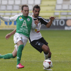 Fontanillo, a la izquierda, trata de cortar el avance de un jugador burgalés.