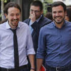 Pablo Iglesias y Alberto Garzón llegan al Hotel Ritz de Madrid a un desayuno informativo.