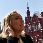 Le Pen visita la Plaza Roja de Moscú, antes de su reunión en la Duma, este martes.