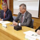 La mesa de las jornadas estuvo moderada por el director del Diario de León, Joaquín S. Torné —segundo por la izquierda—.