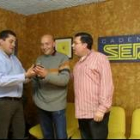 Juan Manuel Rego recoge el premio de la mano de Fernando Tascón