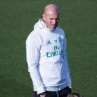 Zinedine Zidane, durante el entrenamiento de este viernes en Valdebebas.