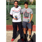 Alberto Rodríguez y Jorge Blanco posan con sus respectivos trofeos tras disputar la gran final.