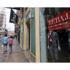 El pequeño comercio arrancó la campaña de rebajas el jueves, como muestra la imagen. RAMIRO