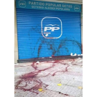 La sede del PP en el barrio de Las Arenas de Getxo (Vizcaya), atacada este martes, 26 de noviembre, por la 'kale borroka'.