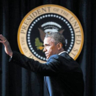 El presidente Barack Obama abandona el auditorio de la Casa Blanca, ayer, tras su discurso.