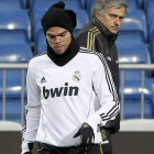 Pepe, con Mourinho detrás, en un entrenamiento.