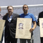 Los hijos de Quini (Óscar, Enrique y Jorge), junto a Luis Alonso ‘Bali’, segundo por la izquierda. CAMPOS