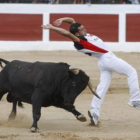 Jugaron con el toro con la única ayuda de su cuerpo.