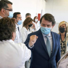 Mañueco saluda al personal sanitario de Ávila antes de presentar la Unidad de Radioterapia. R. S.