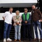 Luis Parada, uno de los dirigentes de la orquesta, Montse Gutiérrez y Pedro Fernández Olivera, de la Asociación Contra el Cáncer y Juan Pedro Gozález, de 4G Producciones. MARCIANO PÉREZ