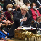 Boris Johnson, ayer, en la Cámara de los Comunes, se enfrenta a propios y ajenos. JESSICA TAYLOR