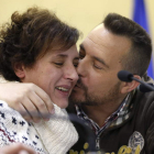 Teresa Romero recibe un beso de su marido, Javier Limón, durante su comparecencia.