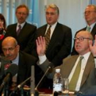 El inspector Hans Blix, a la derecha con las manos levantadas, durante la rueda de prensa en Bagdad
