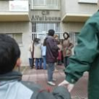 Dos niños esperan en las puertas del Valbuena, mientras sus padres se concentran contra la reforma