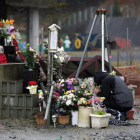 Un hombre ora en un altar de la víctimas del terremoto y tsunami en Fukusima, Japón.