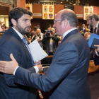 Fernando López Miras (izquierda) saluda a Pedro Antonio Sánchez en la Asamblea de Murcia.
