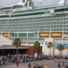 Pasajeros embarcando y desembarcando del 'Liberty of the Seas', uno de los cruceros que ha llegado al Puerto de Barcelona.