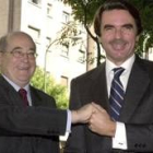 Cuevas y Aznar se mostraron así de amistosos ayer a su llegada a la sede de la CEOE