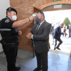 A la entrada se siguieron todos los protocolos de seguridad sanitaria y sólo entró la prensa; en la imagen del centro, Casal muestra la placa recibida. L. DE LA MATA