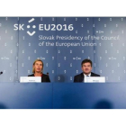 El ministro de Exteriores de Eslovaquia, Miroslav Lajcak, junto con la jefa de la diplomacia europea, Federica Mogherini, en Bratislava.