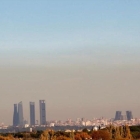 Manto de polución sobre el cielo de Madrid, el domingo.