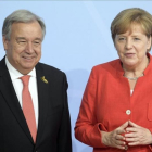 La canciller alemana, Angela Merkel, da la bienvenida al secretario general de la ONU, Antonio Guterres.