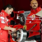 Mecánicos de Ferrari ponen a punto los monoplazas